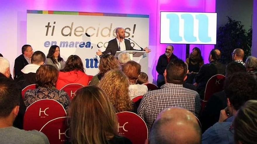 El líder de En Marea, Luís Villares, ayer en un mitin electoral en Tui.  // FdV