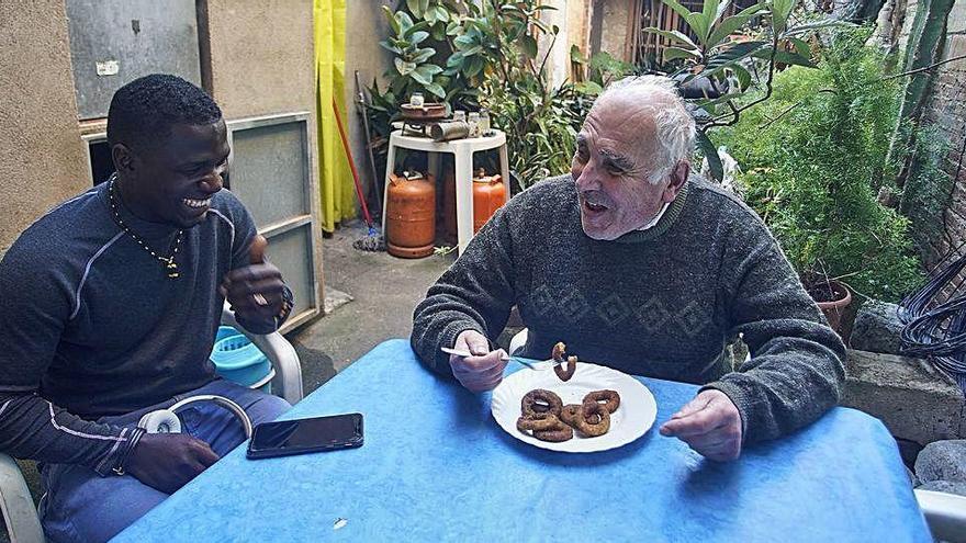 En Josep, dinant en companyia d&#039;un dels seus hostes.