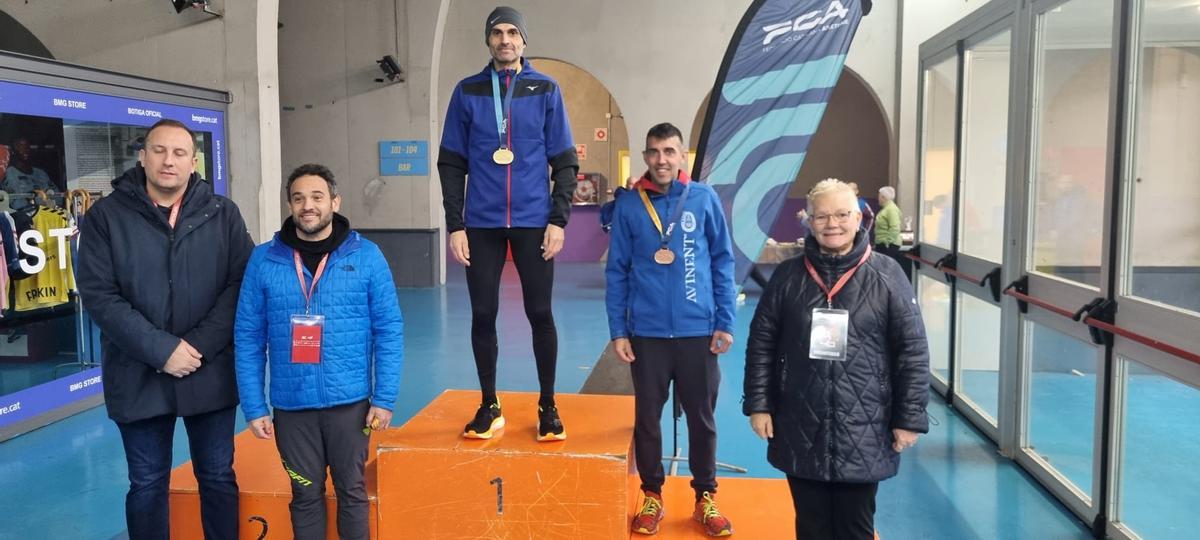 Manel Sánchez, a la dreta, al tercer graó del podi M45