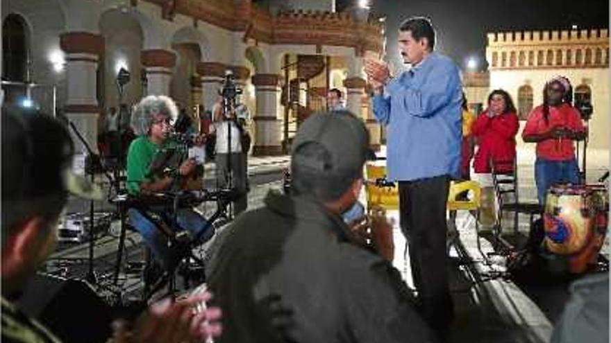 Maduro aplaudeix una actuació musical durant el seu programa de televisió.