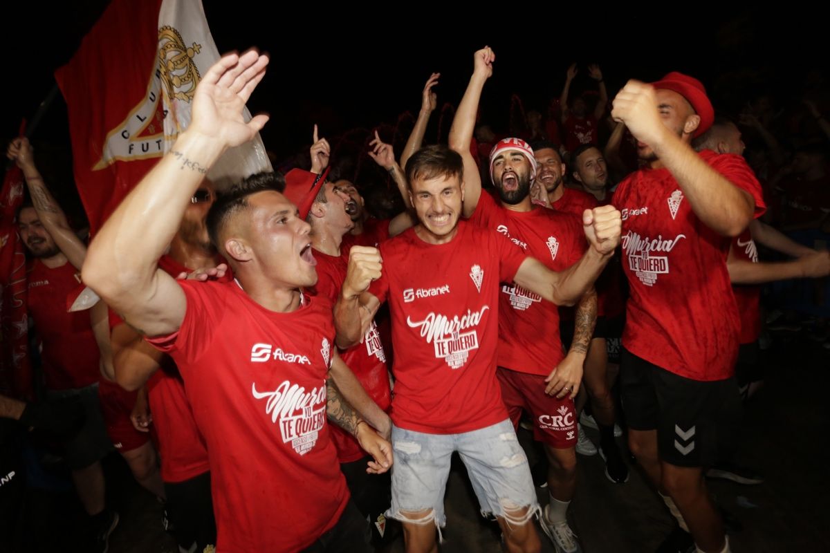 La Circular se llena para celebrar el ascenso del Real Murcia