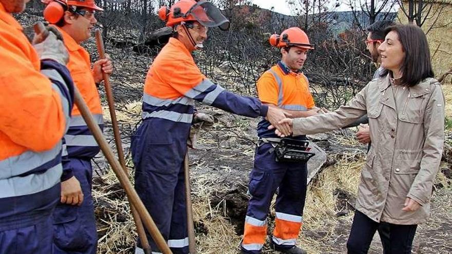 La conselleira de Medio Rural saluda a los operarios.