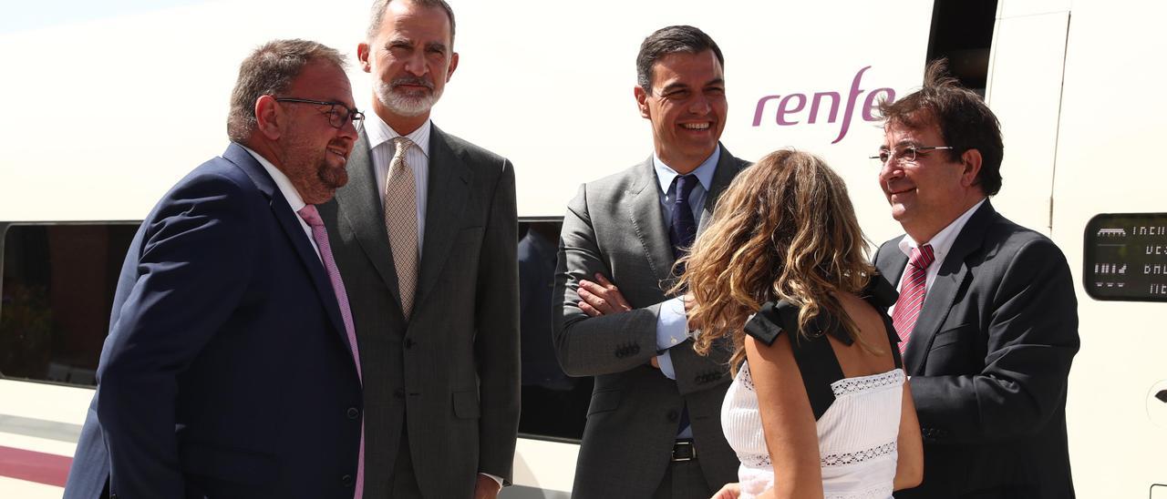 El Rey, Pedro Sánchez, Guillermo Fernández Vara y Raquel Sánchez, recibidos por el alcalde de Mérida, Antonio Rodríguez Osuna.