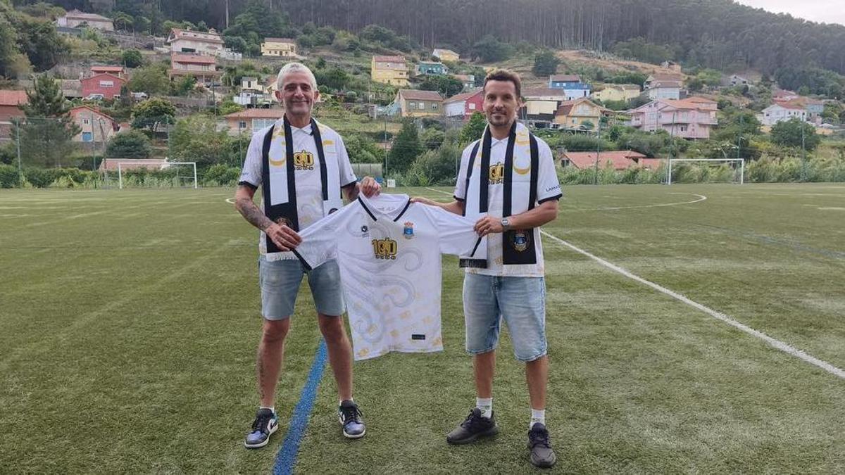 Geno del Río y el técnico Javi Tenorio con la camiseta del centenario.