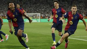 Koundé celebra su gol, el 3-2 del Barça al Madrid, junto a Fermín y Pau Víctor en La Cartuja.