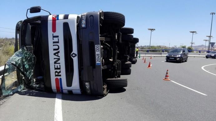 Vuelca un camión remolque en una rotonda de Gando