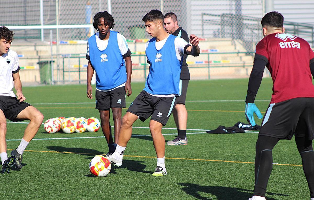 Dennis Almiñana, titular los dos últimos partidos, en la sesión del miércoles en Gaetà Huguet.