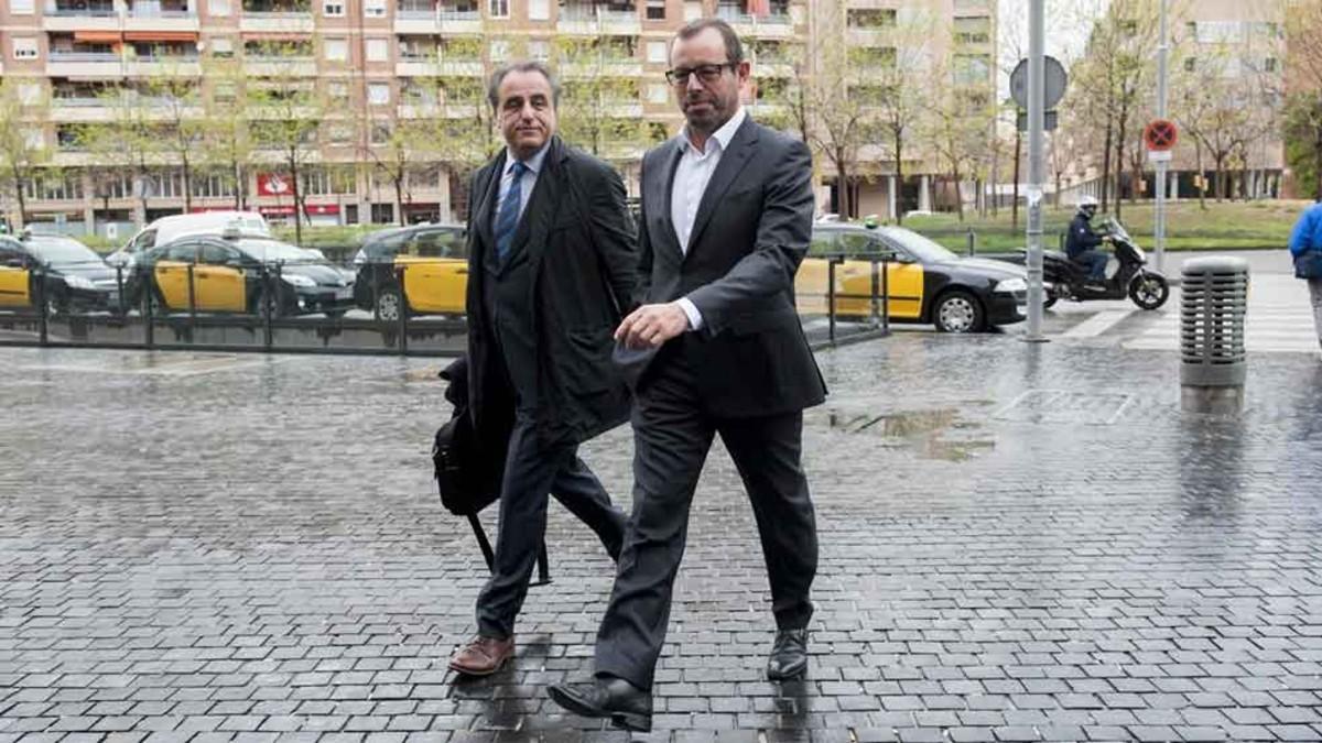 El expresidente del FC Barcelona, Sandro Rosell, junto a su abogado Pau Molins