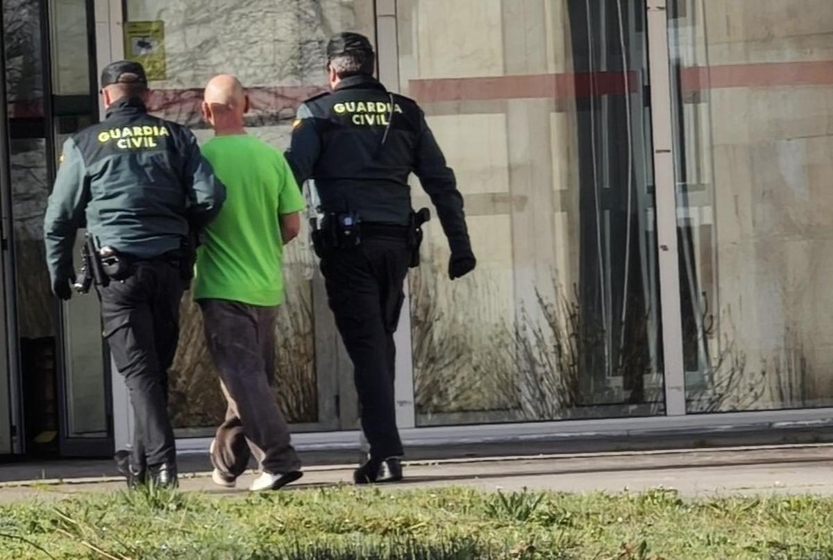 El detenido en Lalín escoltado por dos agentes de la Guardia Civil