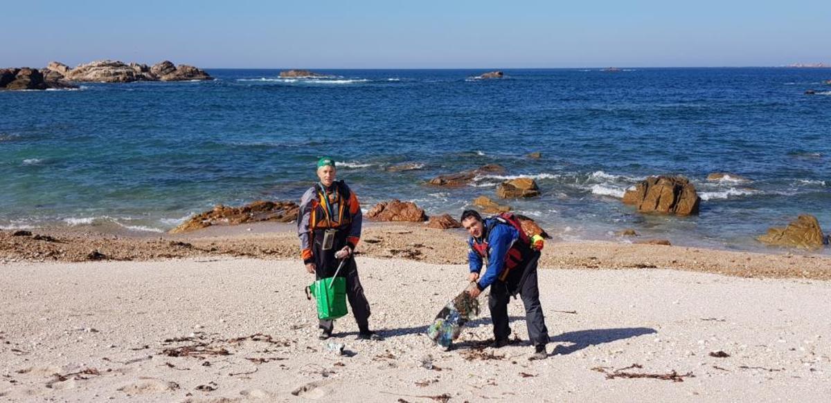 Eliminación de basura marina en Sálvora.