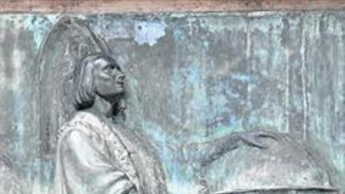 Grabado a los pies del monumento a Colom, en el que la Virgen de Montserrat le dice al navegante cómo llegar hasta América.