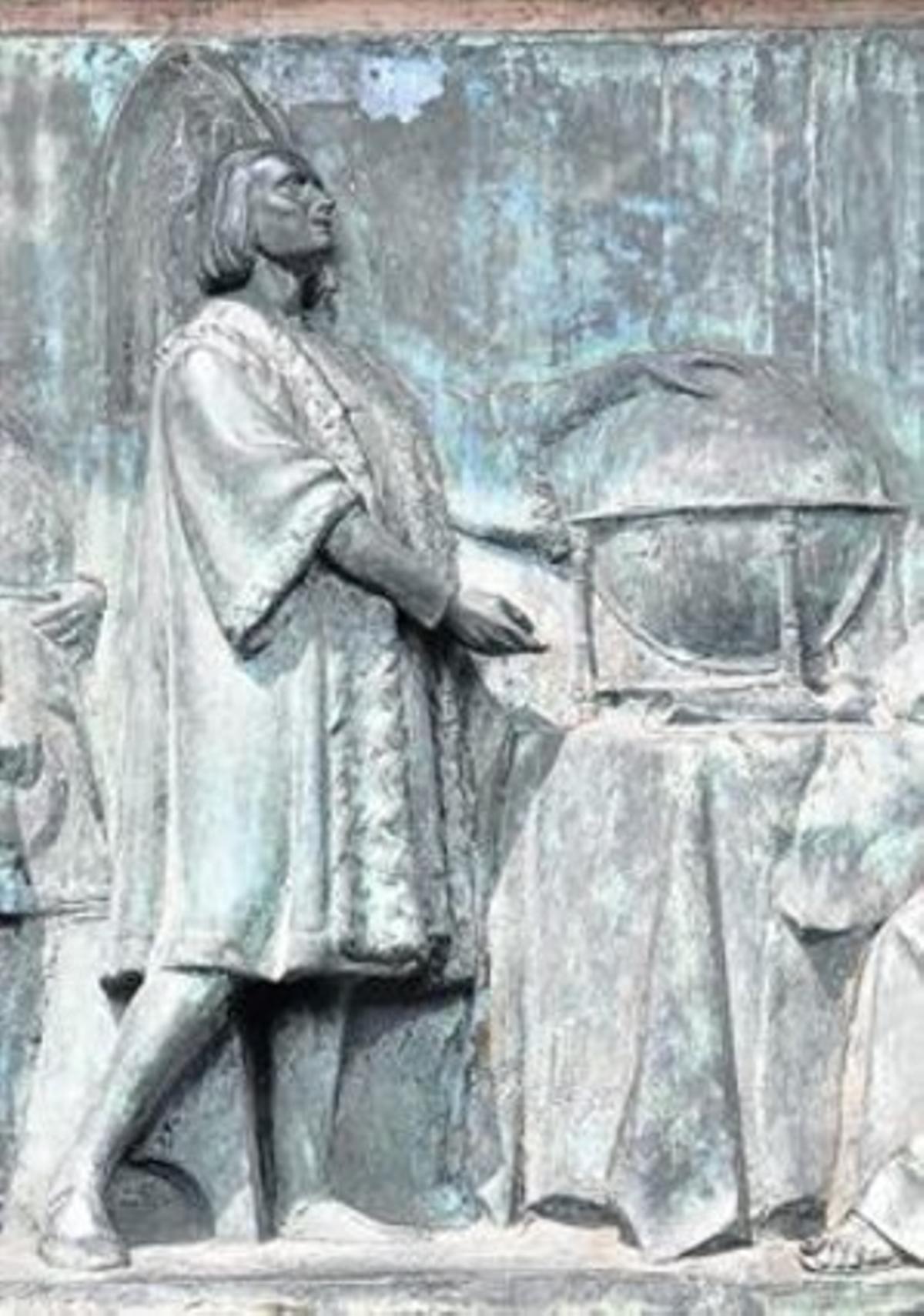 Gravat als peus del monument a Colom en què la Mare de Déu de Montserrat li diu al navegant com arribar fins a Amèrica.