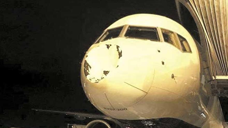Imagen del morro del avión tras aterrizar en el aeropuerto de Chicago.