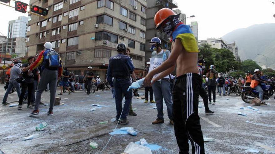 Las calles de Caracas estallan de nuevo tras los últimos anuncios del Gobierno