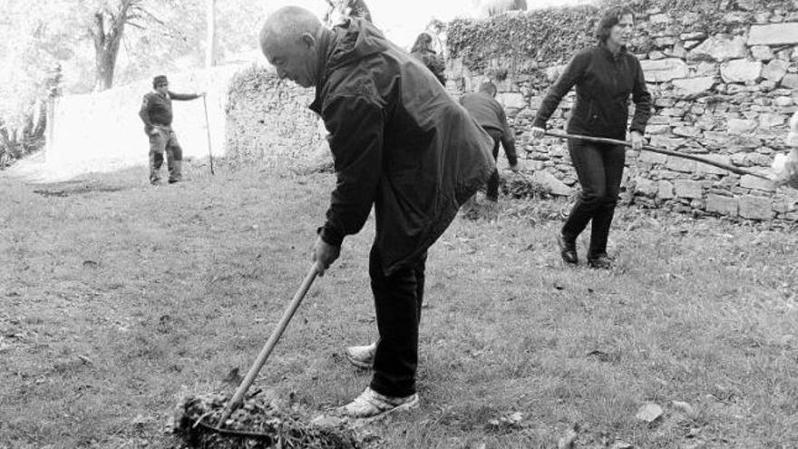 Los voluntarios, limpiando el exterior del monasterio de Obona.
