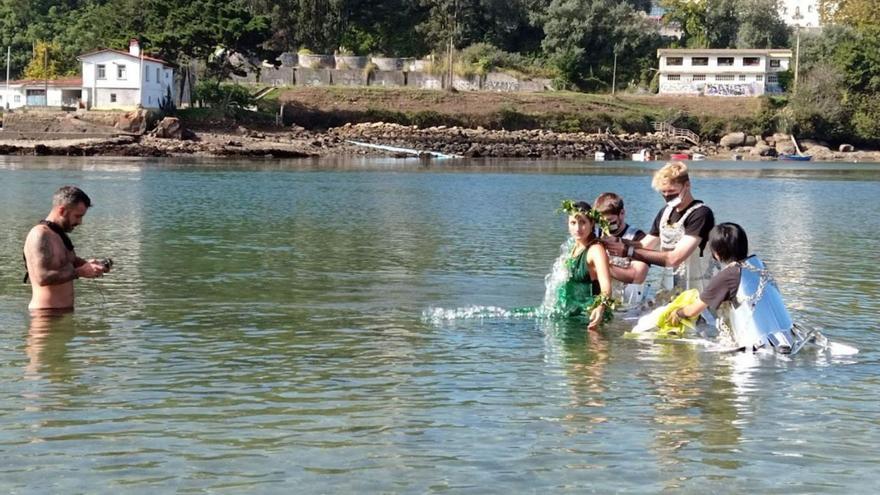 La madre naturaleza con los guerreros, arriba, y grupo de baile, abajo, en el rodaje de la pieza, en Santa Cristina. |   // L. O.