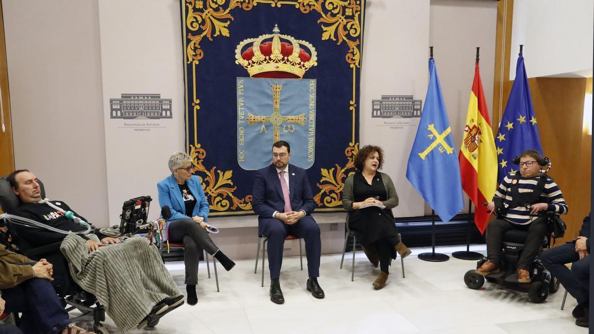 El presidente del Principado, Adrián Barbón, con las consejeras Marta del Arco y Conchita Saavedra y dos pacientes de ELA, José Luis Álvarez Capitán ("Capi") y María del Mar Álvarez, en un encuentro con representantes de la Asociación de Esclerosis Lateral Amiotrófica Jovellanos (ELA Principado)