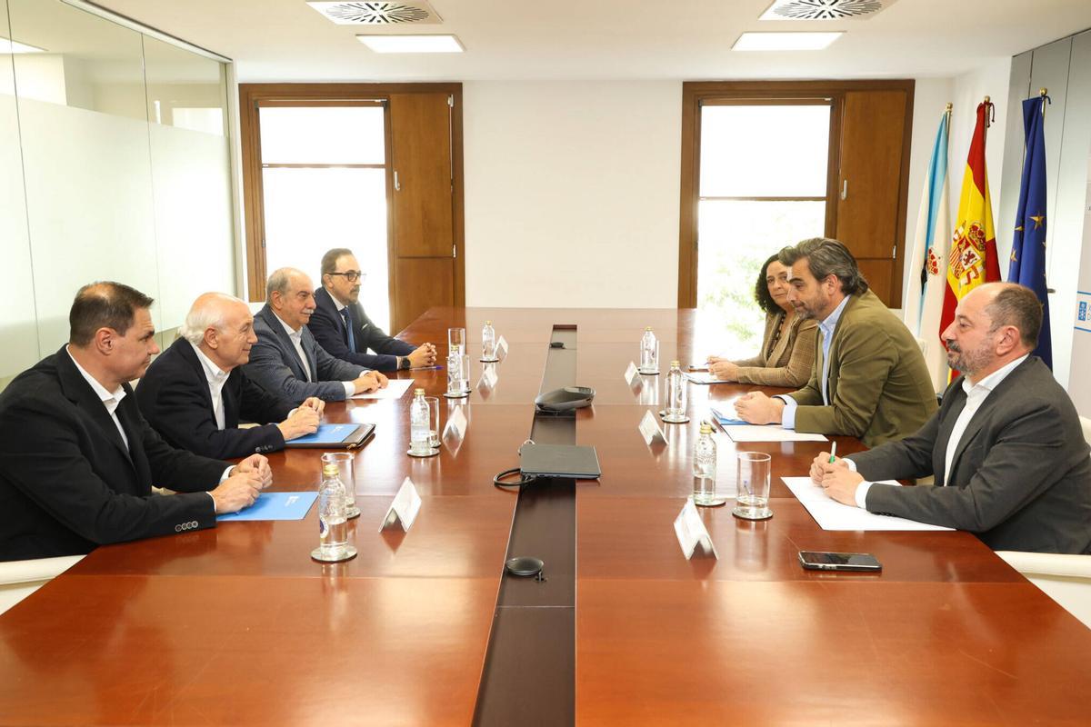 de izquierda a derecha: Héctor Cañete, Antonio Fontenla, Antonio Couceiro y Agustín Collazos, reunidos en Santiago con Belén do Campo, Diego Calvo y Xosé Merelles.