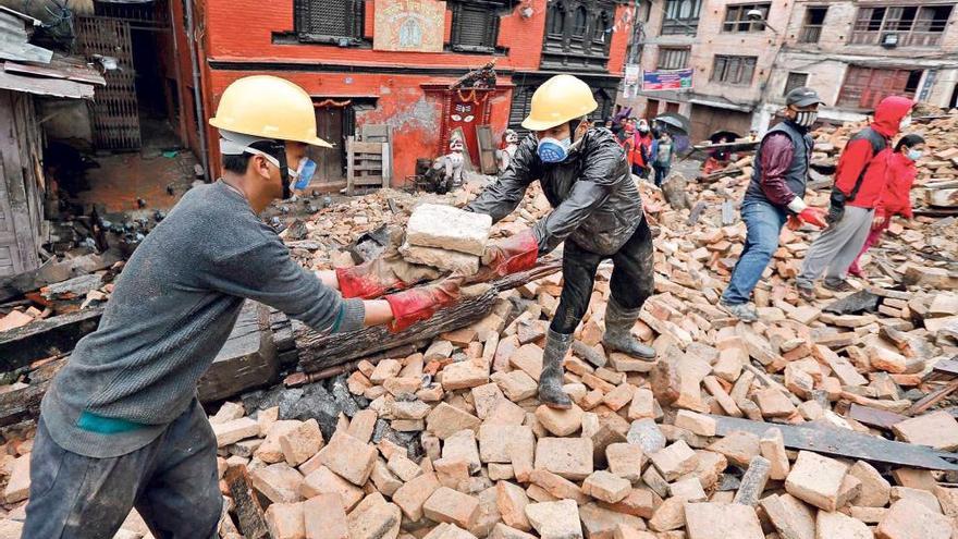 Voluntarios retiran los escombros de un edificio en busca de supervivientes, ayer en Katmandú.