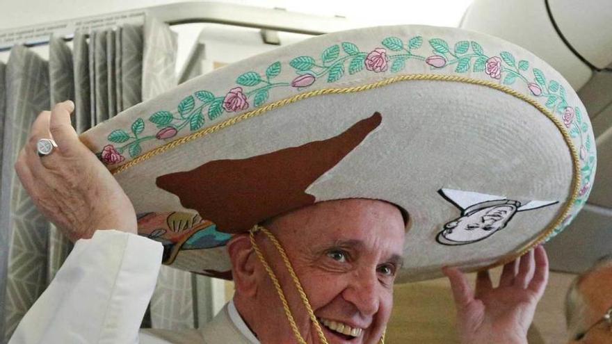 Francisco, tras ponerse el sombrero mexicano que le regaló un periodista.