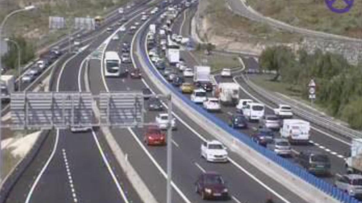 Colas en la autopista a la altura de Guaza