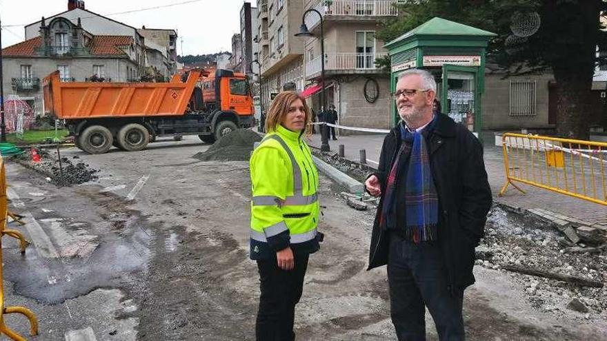 La concejala de Obras, Mercedes Giráldez, y el alcalde Xosé Manuel Pazos, ayer en las obras de Méndez Núñez. // Gonzalo Núñez