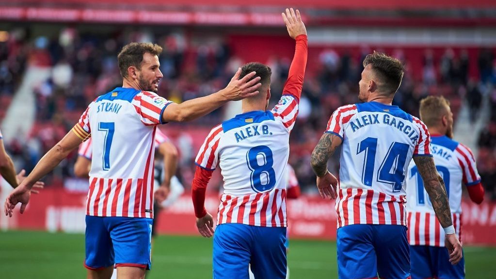 Álex Baena, felicitado por sus compañeros tras marcar el 1-0 al Cartagena.