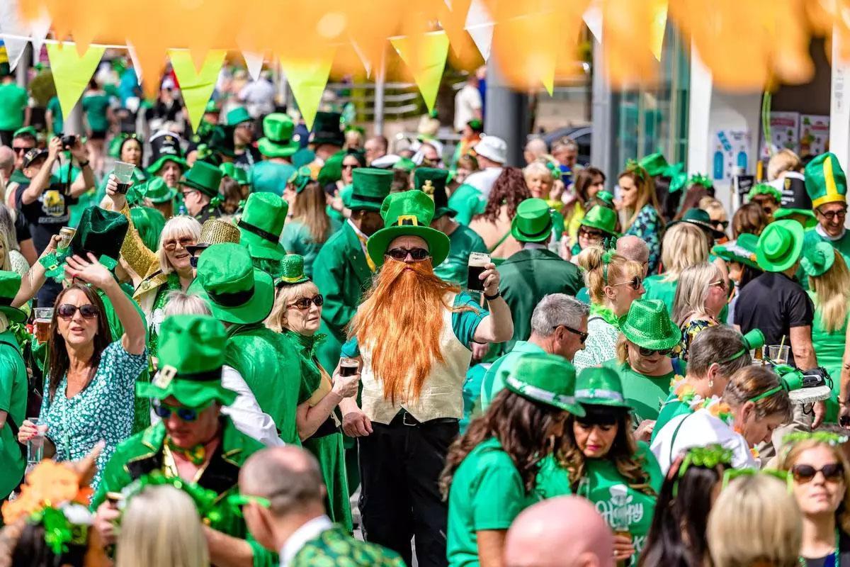 Asistentes a una celebración de San Patricio.