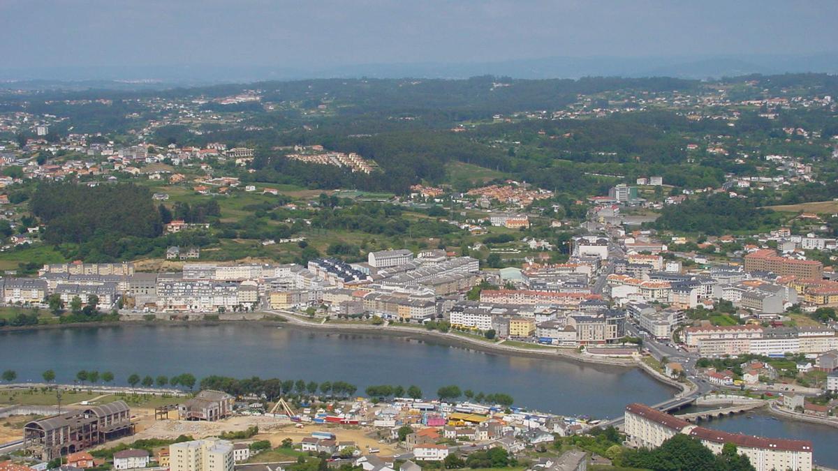 Vistas de la ría de O Burgo, con el núcleo de O Temple (Cambre) al fondo.