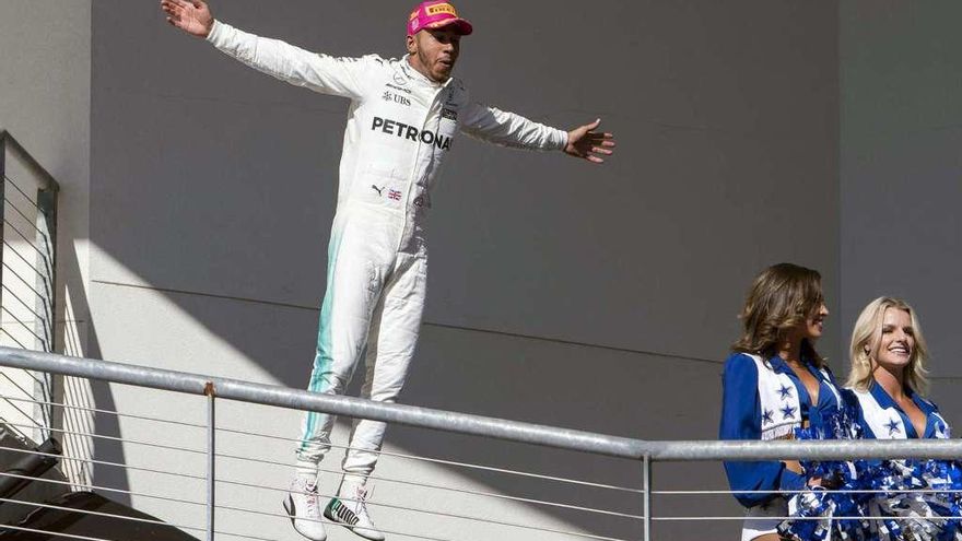 Lewis Hamilton celebra en el podio su victoria en el Gran Premio de Estados Unidos.