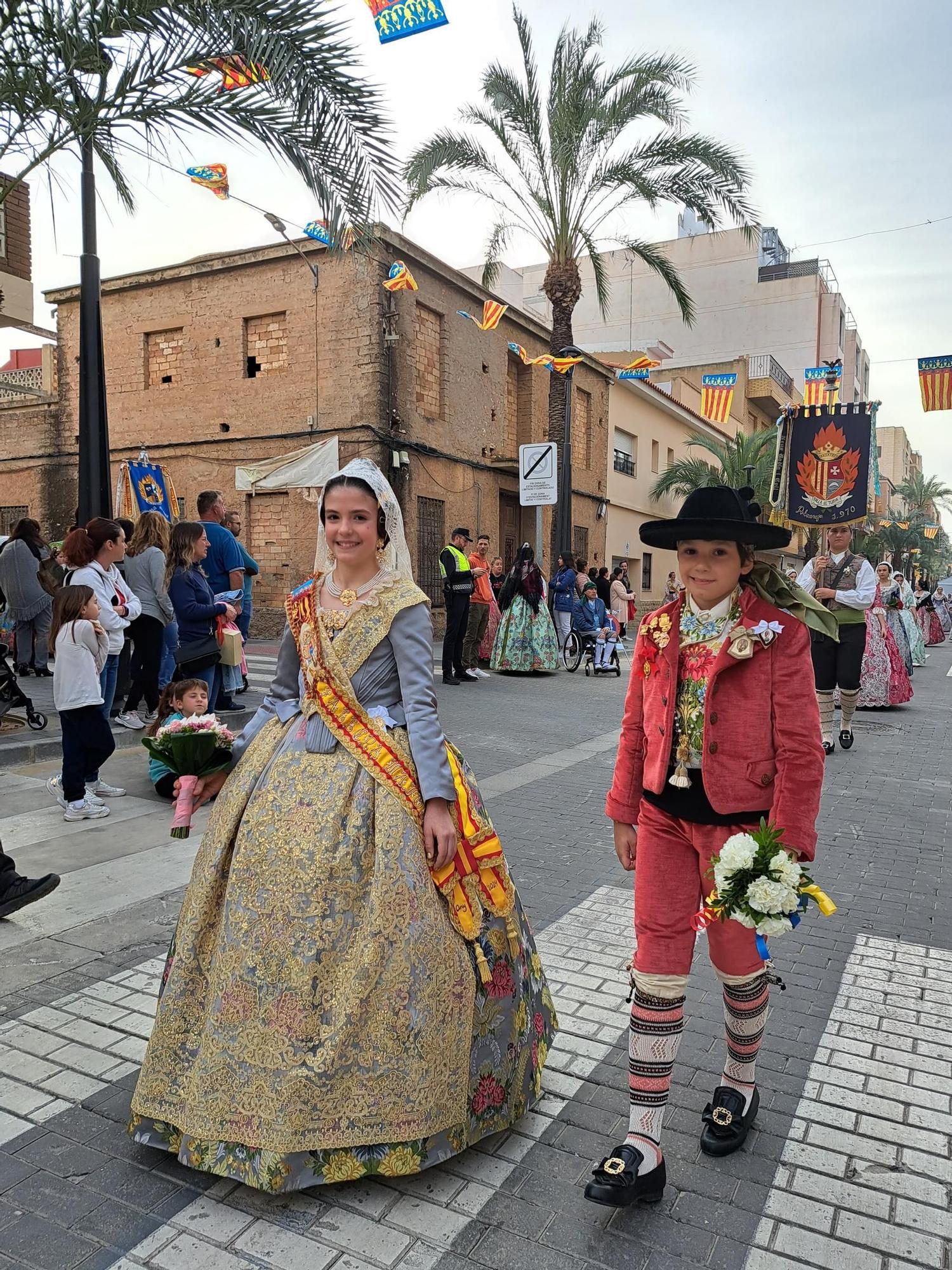 La ofrenda de Riba-roja de Túria llena de color las calles del municipio