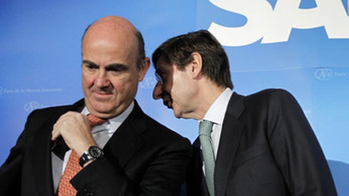 Luis de Guindos, ministro de Economia junto al presidente de Bankia, Jose Ignacio Goirigolzarri, durante un desayuno informativo del Foro Nueva Economia, a finales de noviembre.