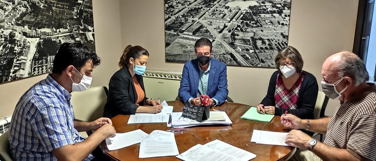 Firma del acta de replanteo, paso previo al inicio de las obras.