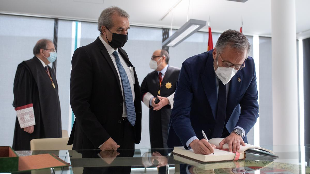 Carlos Pollán firma en el libro de honor del Consultivo en presencia de Agustín S. de Vega