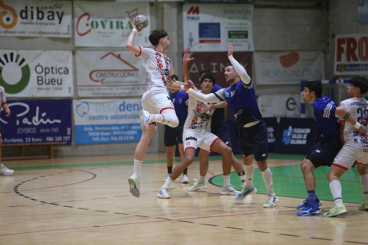 Una acción del derbi de la primera vuelta, que concluyó con victoria del Bueu Atlético (34-31) ante el Automanía Luceros.