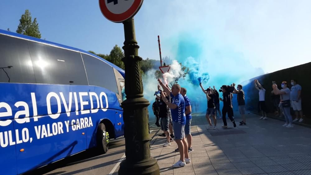 Salida de los jugadores del Real Oviedo hacia Gijón