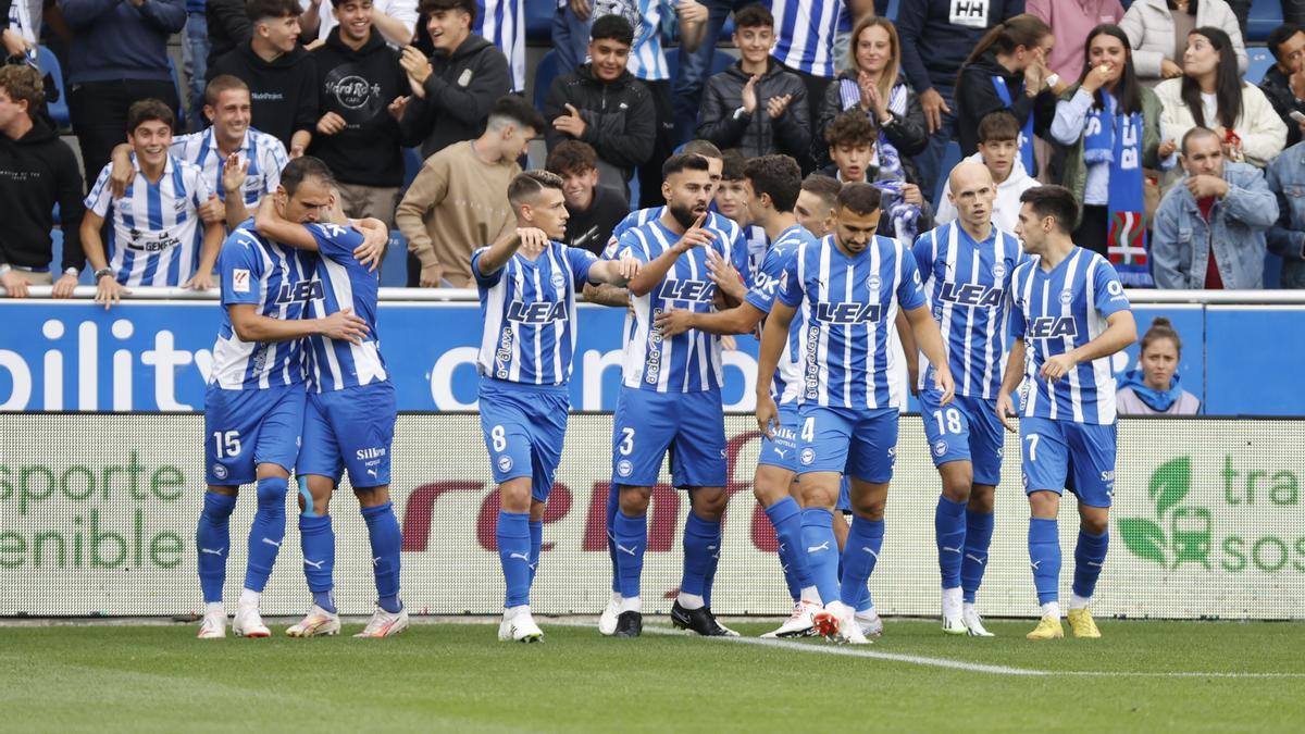 El Alavés celebra el gol.