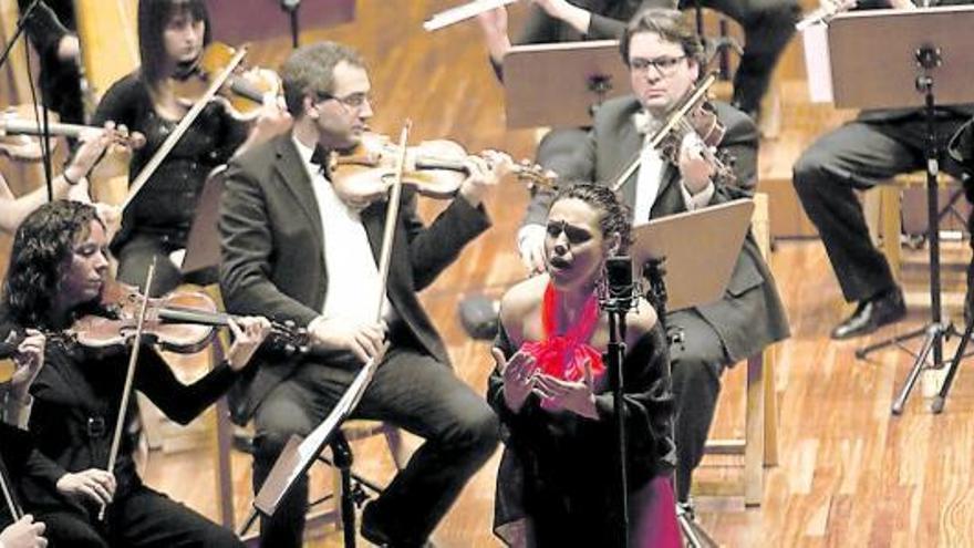 Beatriz Díaz, en la gala lírica celebrada ayer en el auditorio de la Casa de Cultura de Avilés.