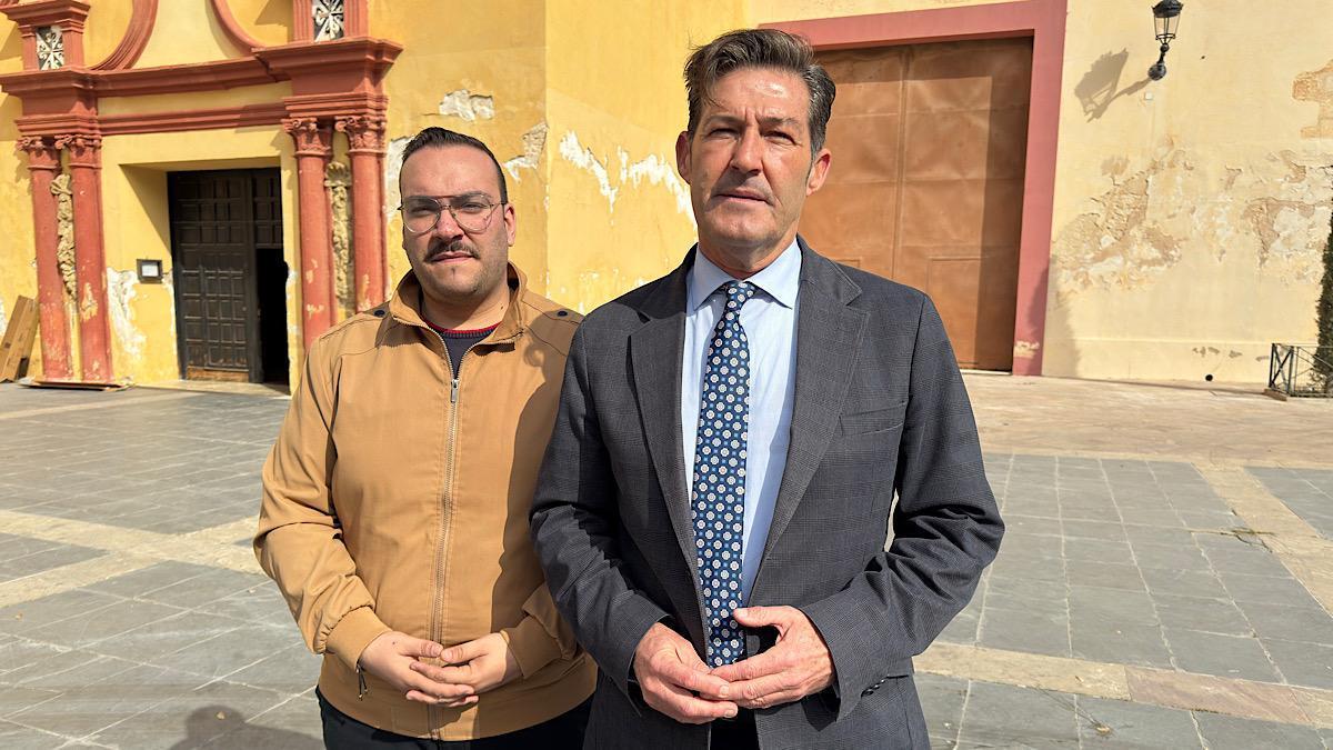 El portavoz de Vox, Antonio Alcaraz, junto a la iglesia de Santo Domingo