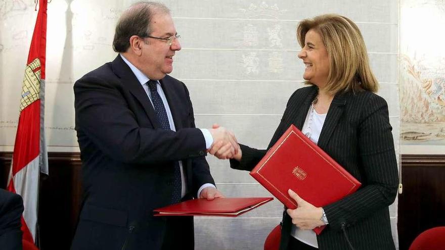 El presidente de la Junta, Juan Vicente Herrera, firma un convenio de colaboración con la ministra de Empleo.