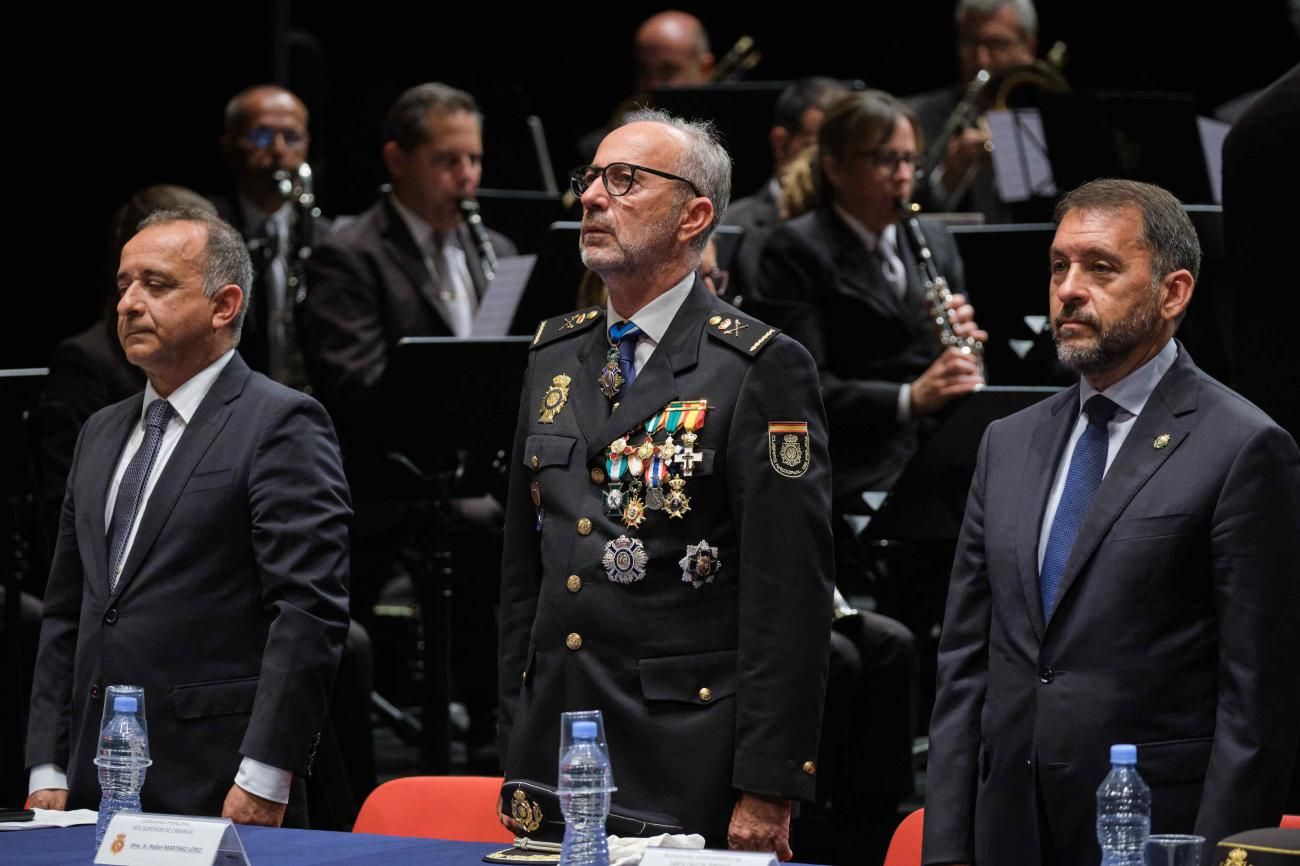 Acto Institucional de la Policía Nacional en el Teatro Guimerá