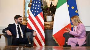 La primera ministra de Italia, Giorgia Meloni, se reúne con el vicepresidente de EEUU, J. D. Vance en el Palacio Chigi.