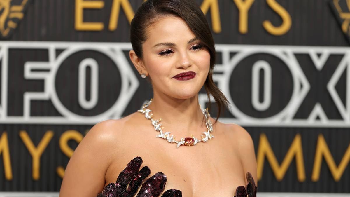 Selena Gomez y su vestido de casi medio millón de lentejuelas en los Emmy 2023