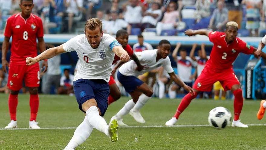 Kan, en el momento de lanzar el penalti que supuso el segundo gol de Inglaterra.