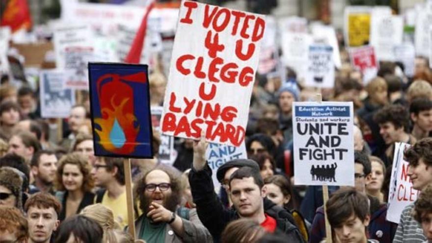 Miles de estudiantes indignados toman Trafalgar Square