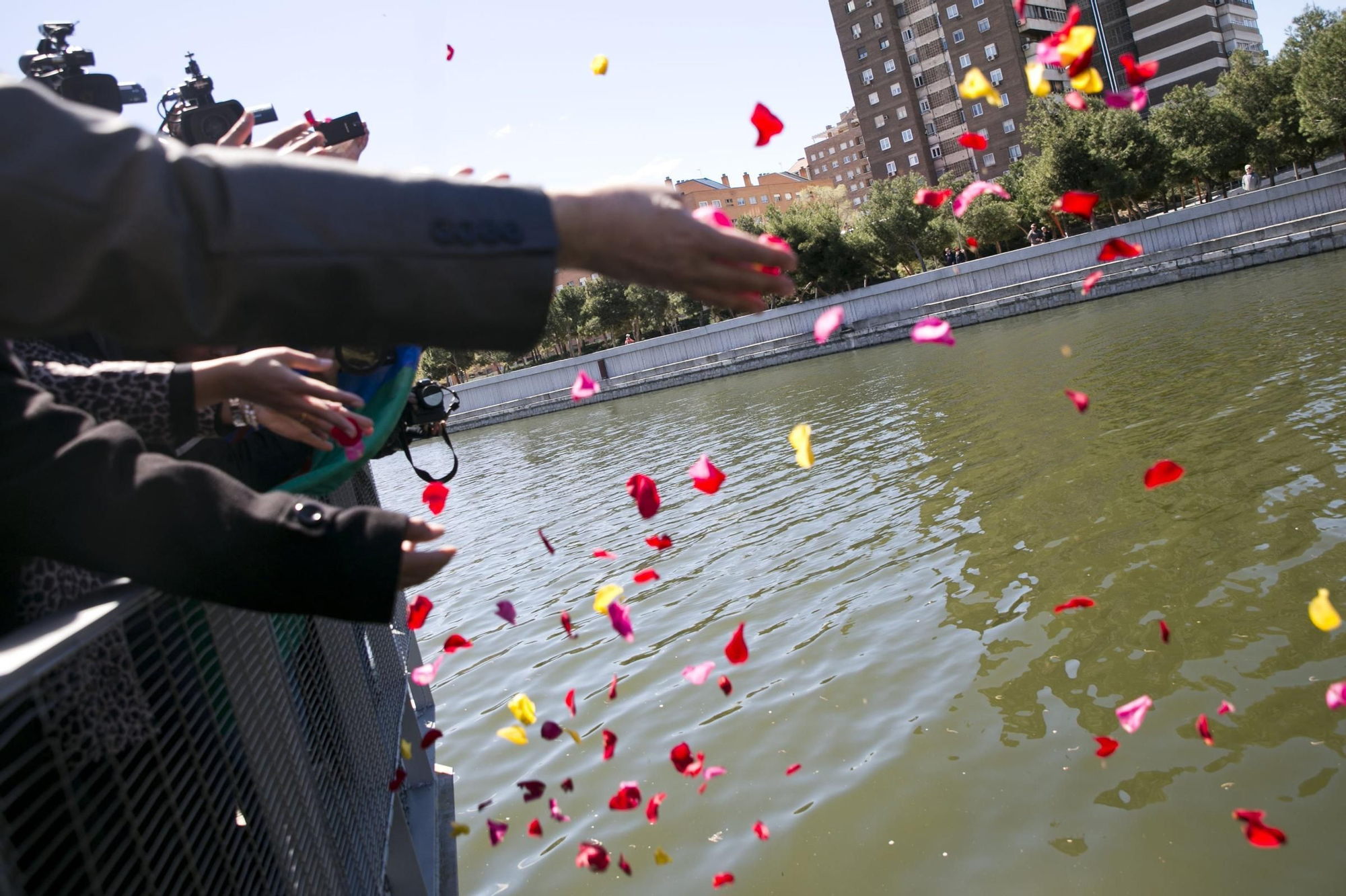 Flores y velas colorean el Manzanares en un acto conmemorativo por el Día Internacional del Pueblo Gitano: "Es más importante que nunca"
