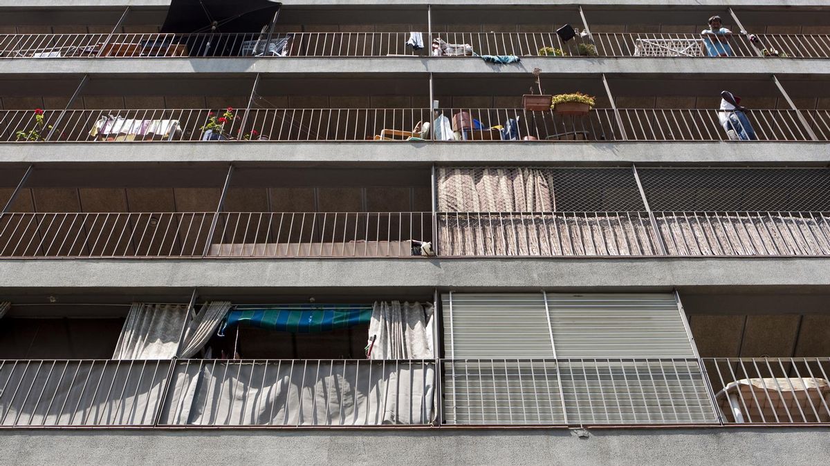 Bloques de pisos de proteccion oficial,algunos de los cuales se encuentran ocupados,en la calle Juan de Juanes.