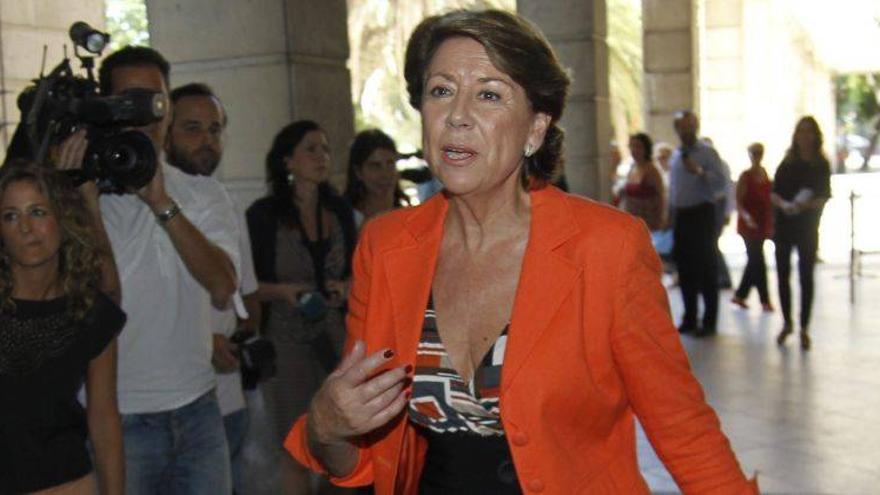 La jueza de los ERE embarga 6 pisos y 5 cuentas a la exministra Magdalena Álvarez