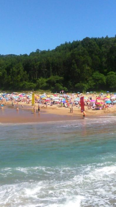 Jornada multitudinaria en las playas asturianas