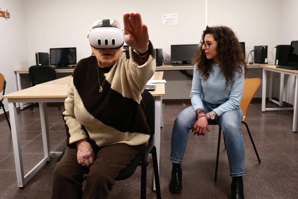 Vigo. Tere, usuaria de la asociación Afaga, con las gafas de realidad virtual de un proyecto para la estimulación cognitiva y funcional